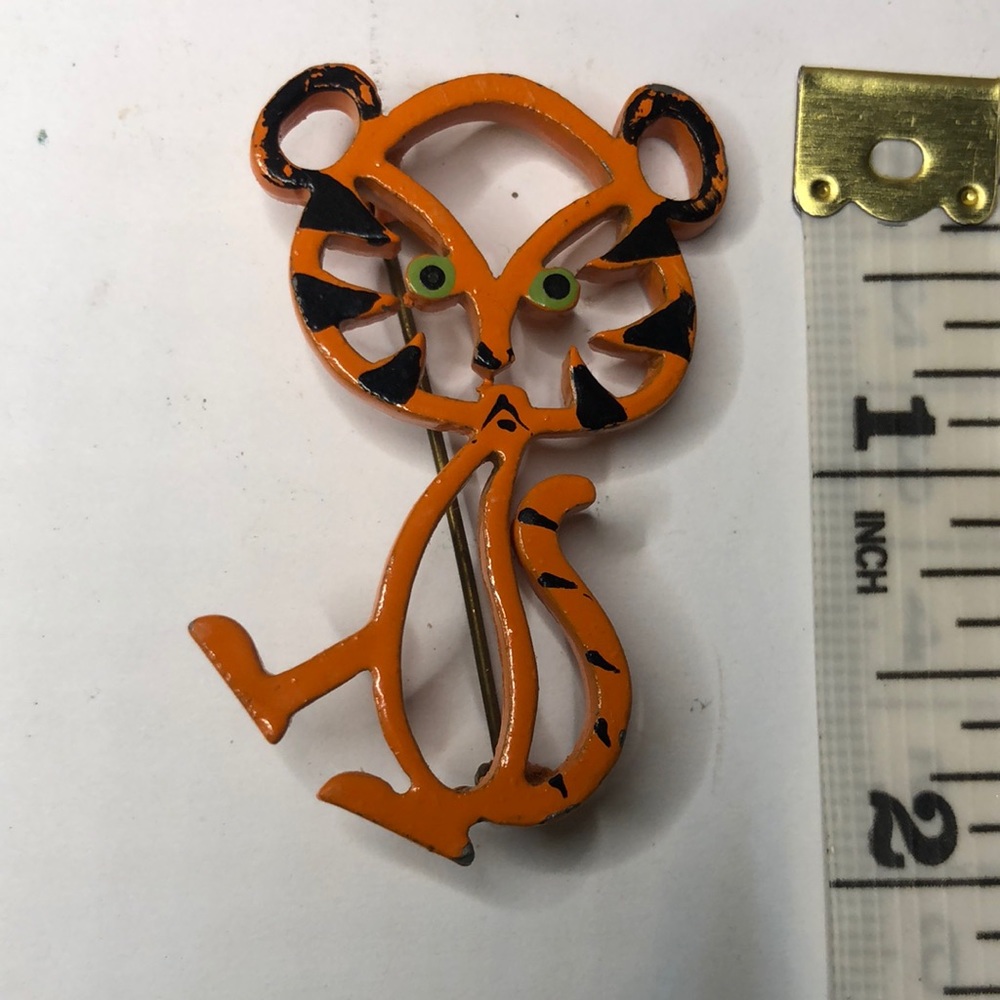 Vintage fun tiger pin.